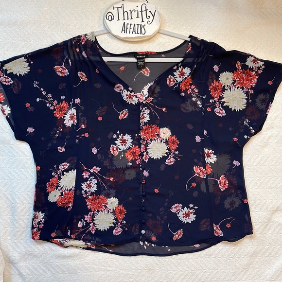 Torrid Floral Chiffon Blouse Sheer Layer Top Size 2 Navy/Red Button SS V Neck - Picture 2 of 7
